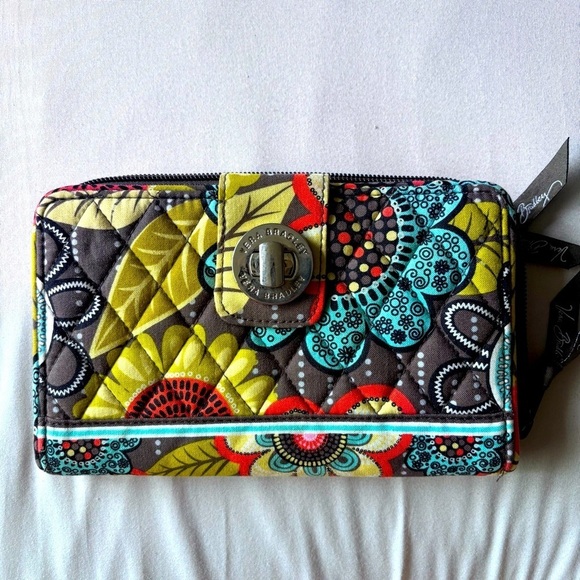Vera Bradley Handbags - ⭐️⭐️⭐️Vera Bradley Paisley Glenna  Floral Clutch Wallet Bag Purse COTTAGE EUC